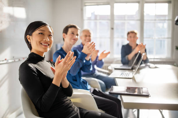 会議で手を叩くビジネスの専門家 - speech applauding clapping business ストックフォトと画像