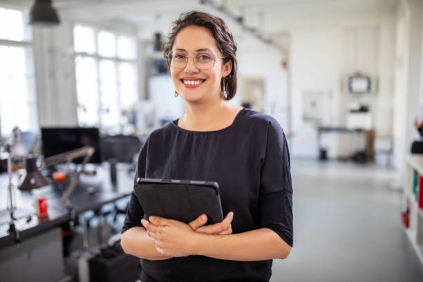 bizneswoman trzymająca cyfrowy tablet w biurze - women one woman only adult 30s zdjęcia i obrazy z banku zdjęć