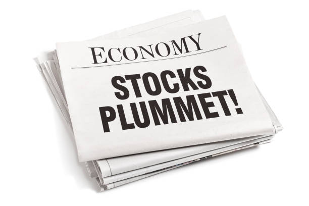 periódico headline economy stocks plummet! - newspaper reportage stack journalist fotografías e imágenes de stock