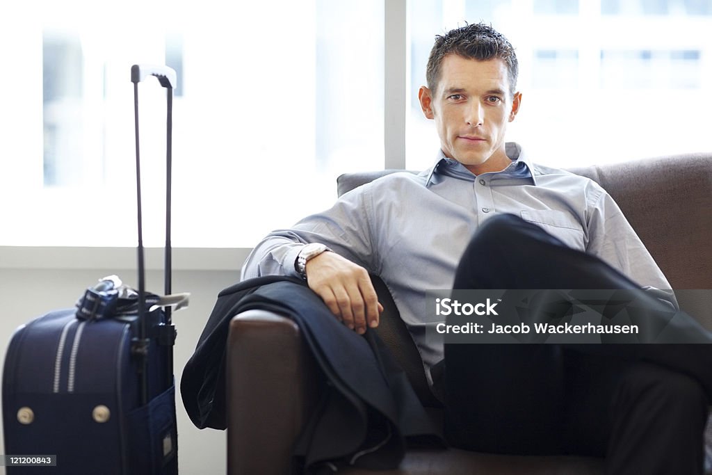 Jovem Executivo de negócios à espera do seu voo no aeroporto - Royalty-free Aeroporto Foto de stock