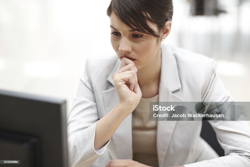 Schöne business Frau denken während der Arbeit im Büro - Lizenzfrei 20-24 Jahre Stock-Foto