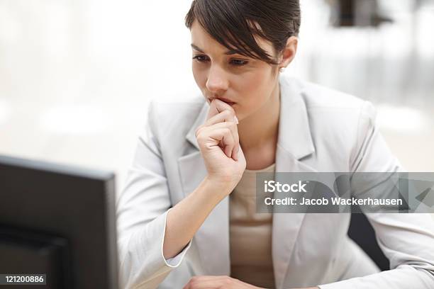 Schöne Business Frau Denken Während Der Arbeit Im Büro Stockfoto und mehr Bilder von 20-24 Jahre