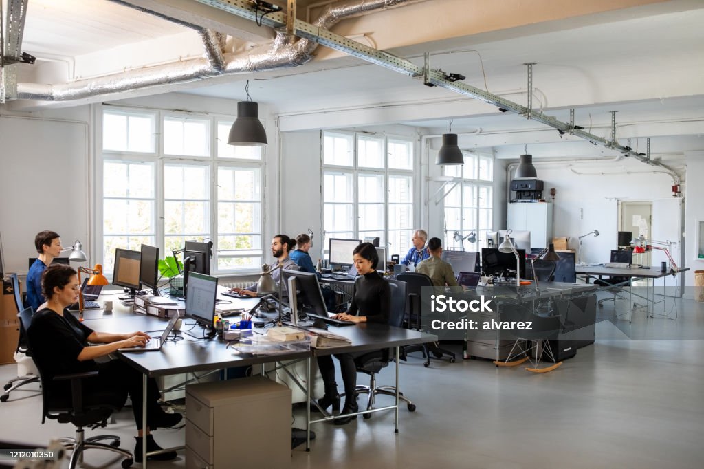 Beschäftigt modernes Großraumbüro mit Mitarbeitern - Lizenzfrei Büro Stock-Foto