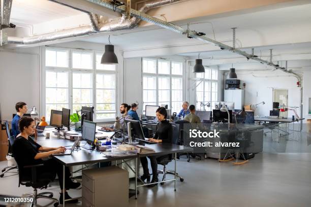 Beschäftigt Modernes Großraumbüro Mit Mitarbeitern Stockfoto und mehr Bilder von Büro - Büro, Geschäftsleben, Arbeiten