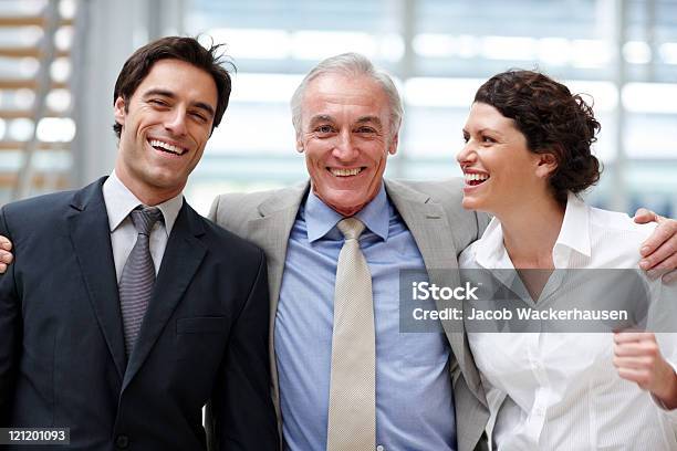 Foto de Retrato De Negócios Bem Sucedido Pessoas Em Pé Juntos e mais fotos de stock de Três Pessoas