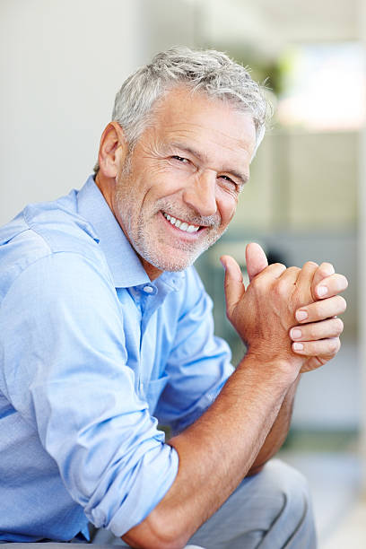 행복함 성숙한 수컷 기업가 미소 - beard senior men looking away smiling 뉴스 사진 이미지