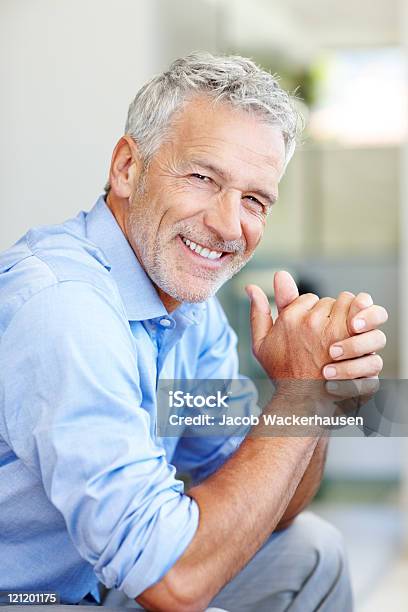 Foto de Macho Maduro Feliz Empresário Sorrindo e mais fotos de stock de Homens - Homens, Homens Maduros, Azul