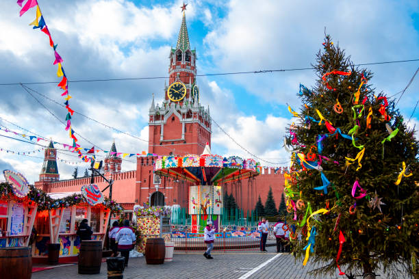 mercatino di natale sulla piazza rossa, cremlino di mosca nel centro della città, mosca, russia - snow cupola dome st basils cathedral foto e immagini stock