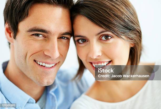 Closeup De Um Sorridente Jovem Casal Romântico - Fotografias de stock e mais imagens de 20-24 Anos - 20-24 Anos, 20-29 Anos, Adulto