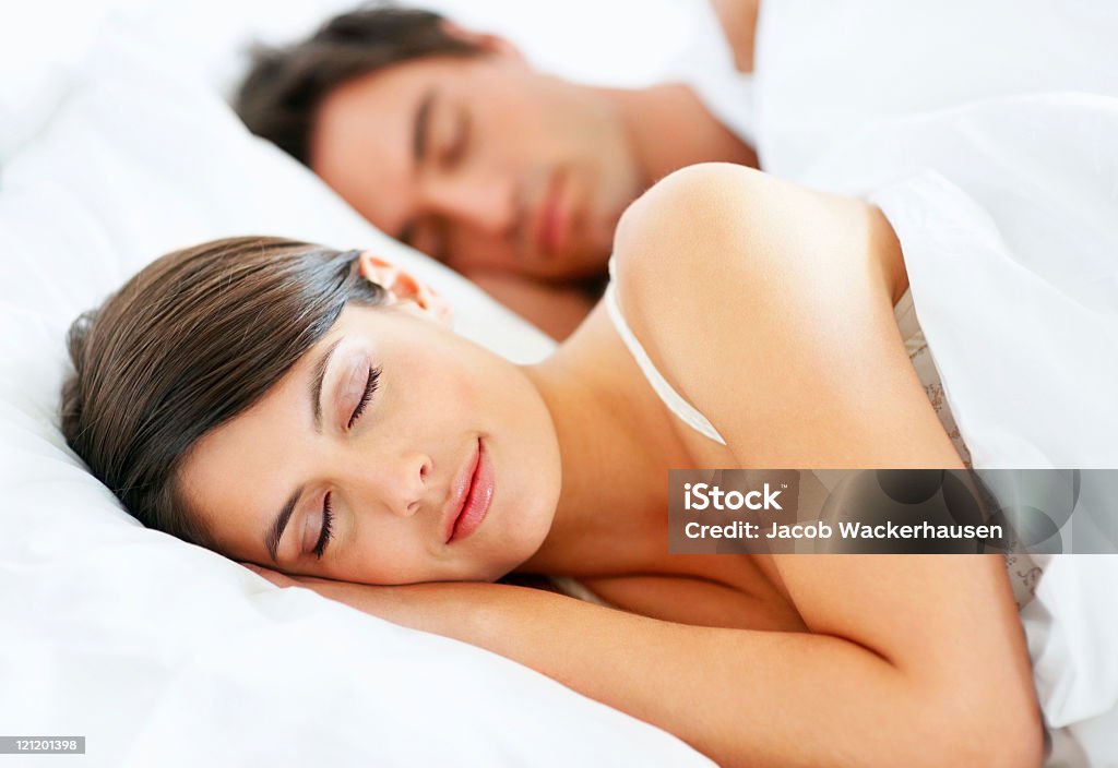 Romantyczna Młoda para spanie w łóżku - Zbiór zdjęć royalty-free (Spać)