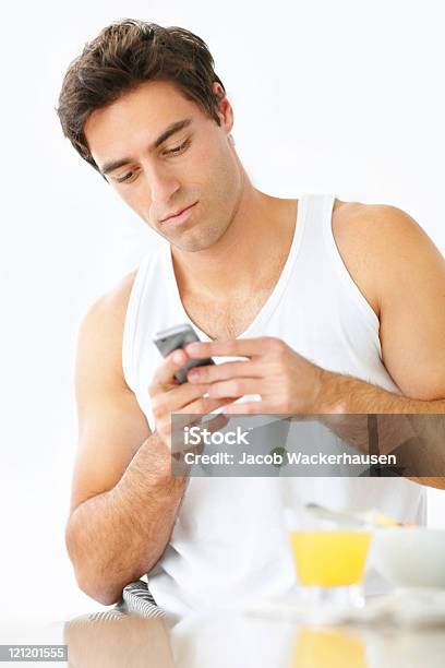 ハンサムな若い男のテキストメッセージを携帯電話 - 1人のストックフォトや画像を多数ご用意 - 1人, 20-24歳, 20代