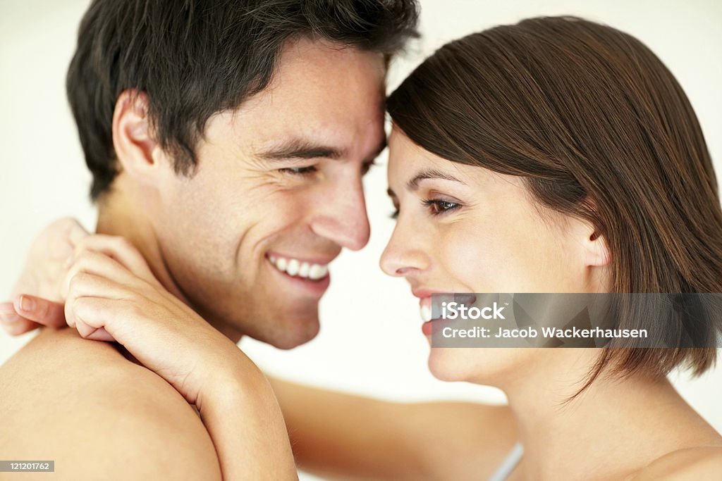 Gros plan d'un couple de jeune romantique souriant - Photo de 20-24 ans libre de droits