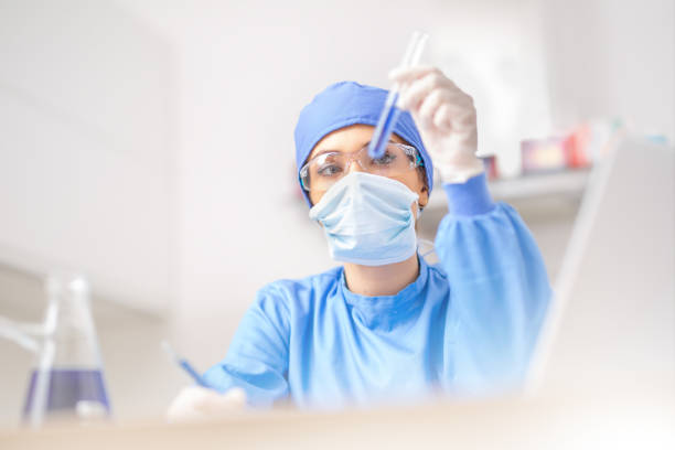 científica femenina o especialista en trabajo en laboratorio. examina una sustancia en un tubo de ensayo. - laboratory assistant healthcare and medicine chemistry fotografías e imágenes de stock