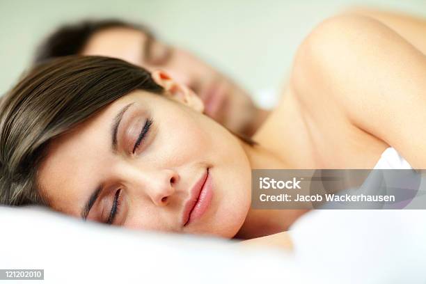 Nahaufnahme Eines Jungen Paar Schlafen Stockfoto und mehr Bilder von Attraktive Frau - Attraktive Frau, Behaglich, Bett