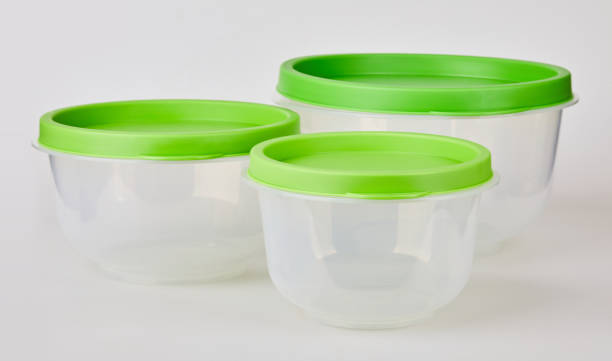 conjunto de recipientes de almacenamiento de alimentos de plástico transparente circular con tapas verdes aisladas - bowl kitchenware department nested green fotografías e imágenes de stock