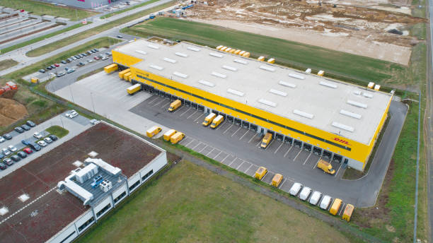 węzeł dystrybucyjny działek dhl w moguncji-hechtsheim, widok z lotu ptaka - dhl sign commercial sign germany zdjęcia i obrazy z banku zdjęć