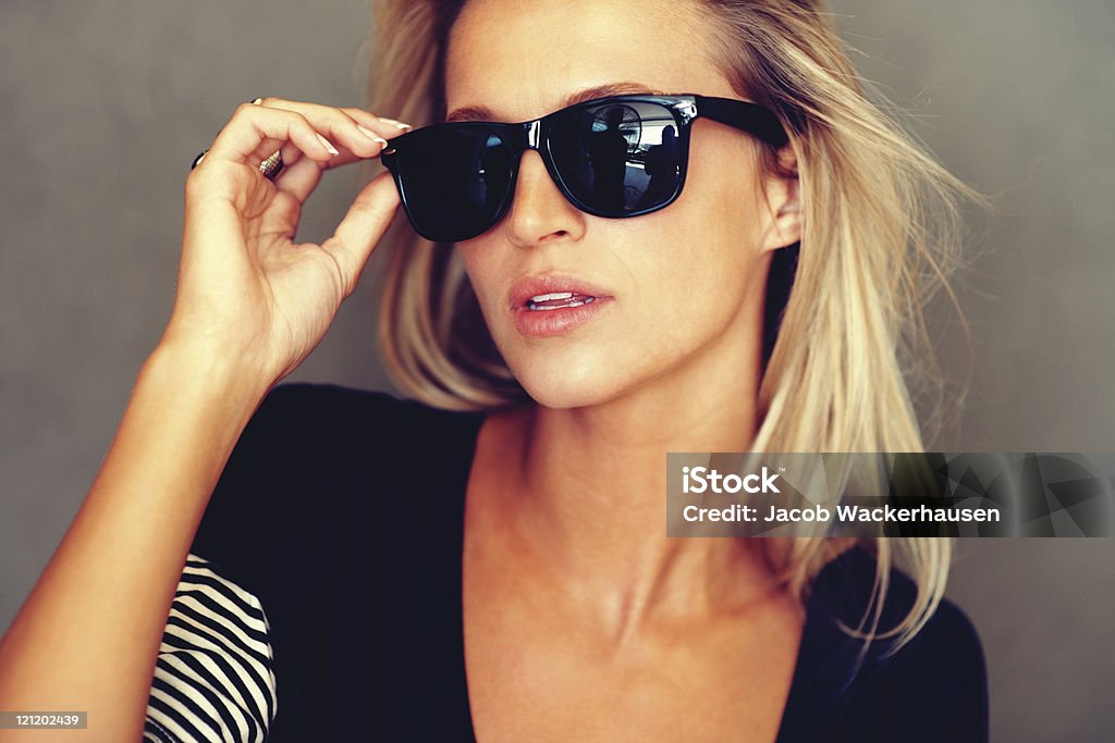 Ritratto di bella giovane donna in occhiali da sole - Foto stock royalty-free di Abbigliamento casual