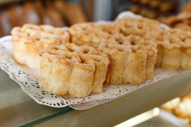 vassoio con pasticceria dolce sulla vetrina della panetteria - raid array foto e immagini stock