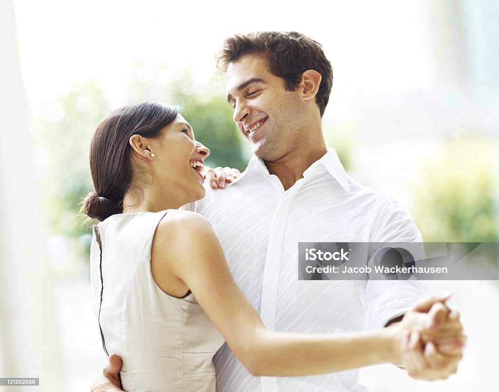Linda jovem casal romancing - Foto de stock de 20 Anos royalty-free