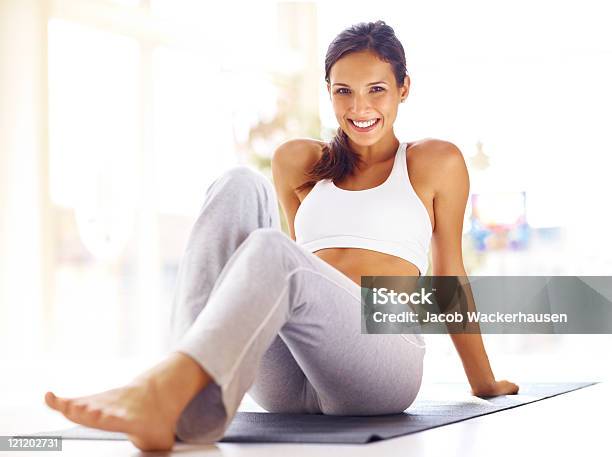 Joven Mujer Descansando Después De Hacer Ejercicios En El Gimnasio Mat Foto de stock y más banco de imágenes de Mujeres