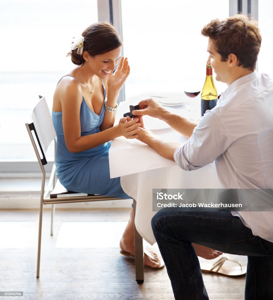 Junger Mann schlägt Ehe zu schöne Mädchen in einem restaurant - Lizenzfrei Verlobung Stock-Foto