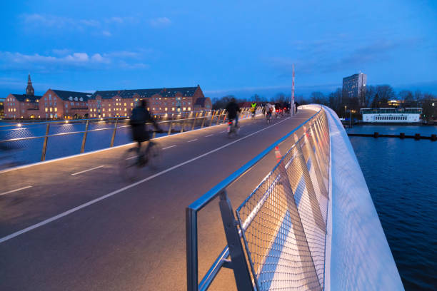 neue fußgänger- und fahrradbrücke in kopenhagen. abendlicht - denmark traffic copenhagen danish culture stock-fotos und bilder