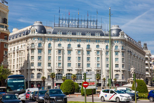 blick auf eine schöne ecke am paseo del prado in einem sonnigen frühlingstag - palace hotel stock-fotos und bilder