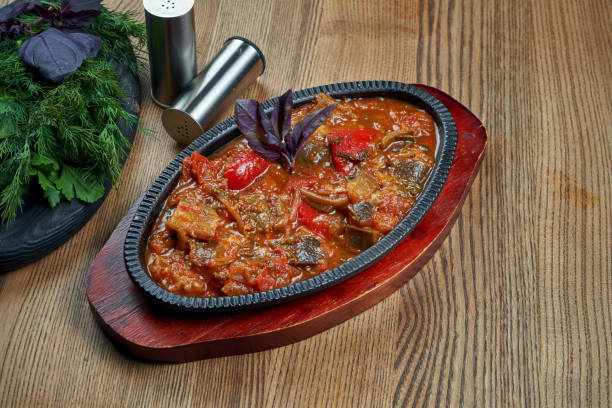 おいしいアジャプサンダリのクローズアップビュー - 野菜シチューはタマネギ、ナス、ジャガイモ、トマト、ピーマン、パセリ、その他の調味料で構成されています。伝統的なグルジア料理 - close up roasted meal pepper ストックフォトと画像