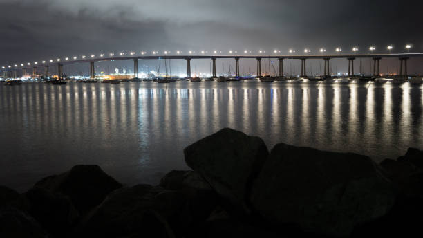 мост залива сан-диего коронадо ночью - coronado bay bridge стоковые фото и изображения