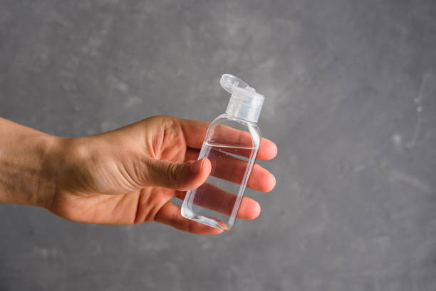 uso del desinfectante de manos sobre fondo gris - hand sanitizer liquid soap hygiene healthy lifestyle fotografías e imágenes de stock