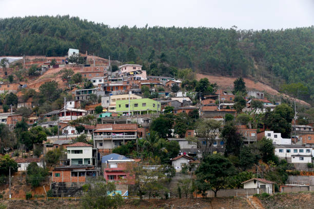 cabanes dans le bidonville - urban scene brazil architecture next to photos et images de collection