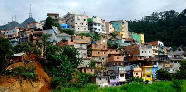 cabanes dans le bidonville - urban scene brazil architecture next to photos et images de collection