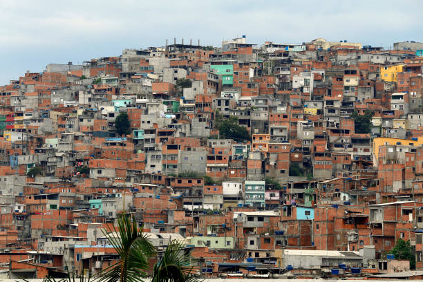 cabanes dans le bidonville - urban scene brazil architecture next to photos et images de collection