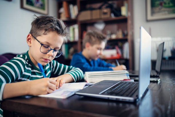 オンラインスクールのクラスに通う小さな男の子。 - notebook workbook homework book ストックフォトと画像