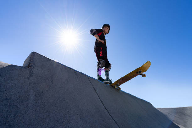 スケートパークのヤング・ボーイズ - extreme skateboarding action balance motion ストックフォトと画像