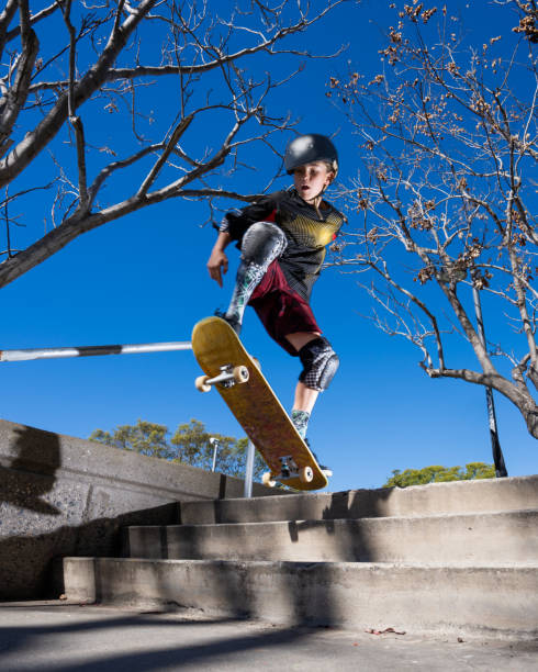 スケートパークのヤング・ボーイズ - extreme skateboarding action balance motion ストックフォトと画像