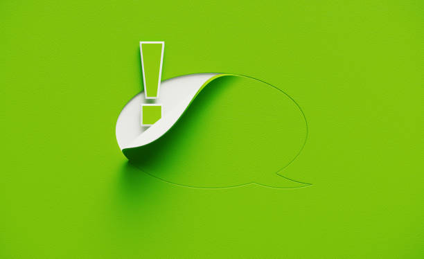 curling green chat bubble und ausrufezeichen auf grünem hintergrund - exclamation point speech speech bubble green stock-fotos und bilder