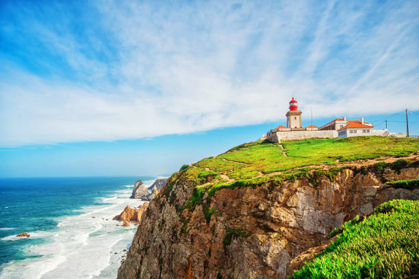 маяк в кабо-да-рока в португалии.  самой западной точке европы - cabo da roca стоковые фото и изображения