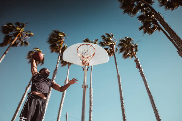 basketballspieler bei einem shooting - basketball basketball hoop california southern california stock-fotos und bilder