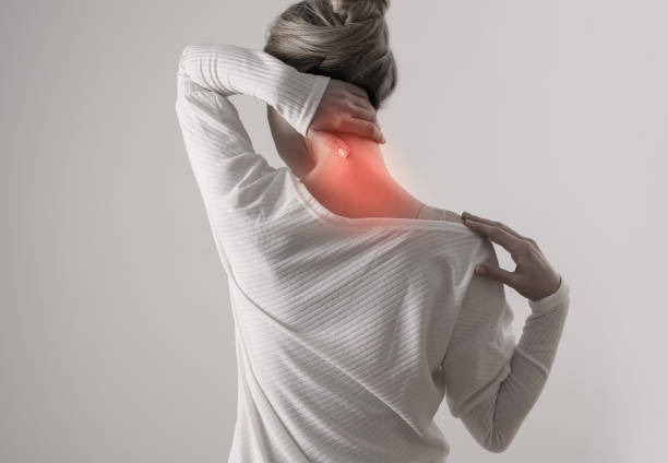 mujer que sufre de dolor de espalda y cuello. chiropráctica, concepto de fisioterapia - neck pain fotografías e imágenes de stock