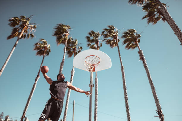 basketballspieler bei einem shooting - basketball basketball hoop california southern california stock-fotos und bilder
