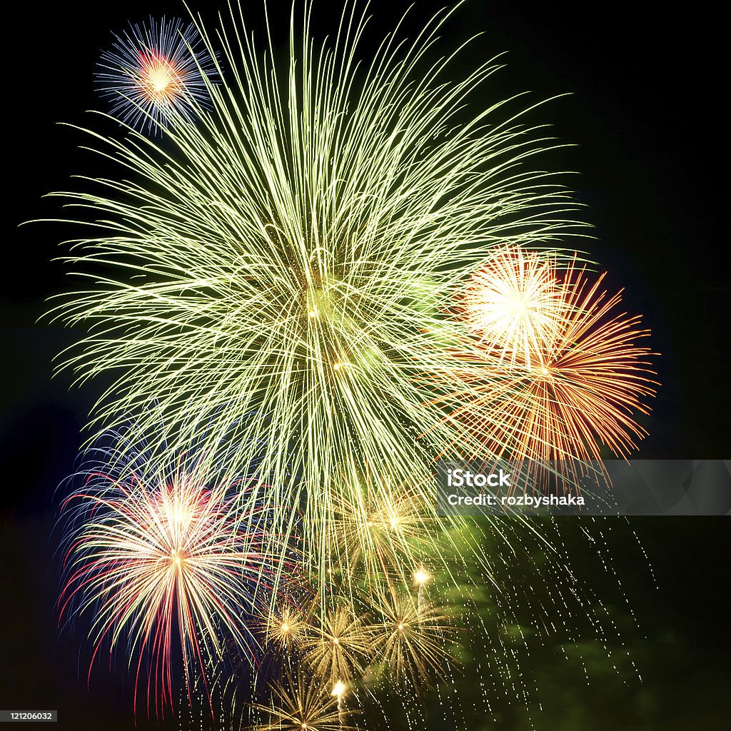 Vivaci vistosi Fuochi d'artificio nel cielo notturno - Foto stock royalty-free di Allegro