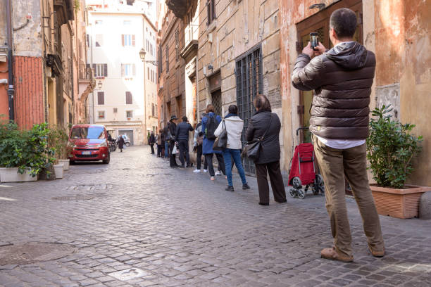 pontos e ruas desertas após o bloqueio em roma, itália - trevi fountain rome fountain monument - fotografias e filmes do acervo