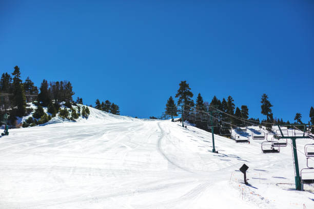 Actividades de nieve en invierno de California Big Bear Lake and Ski Area Slopes - foto de stock