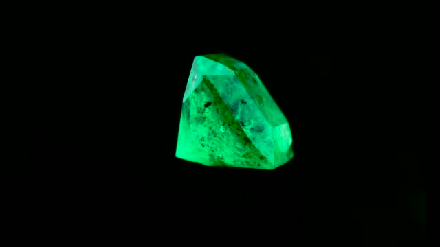 emerald crystals natural gemstone for jewelry , stone high quality