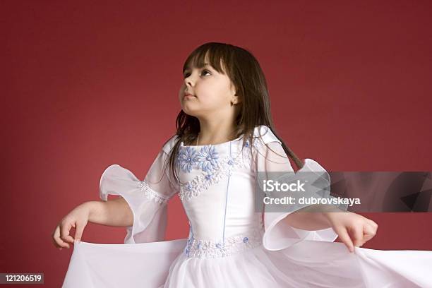 Biała Sukienka - zdjęcia stockowe i więcej obrazów Biały - Biały, Brązowe włosy, Dziecko