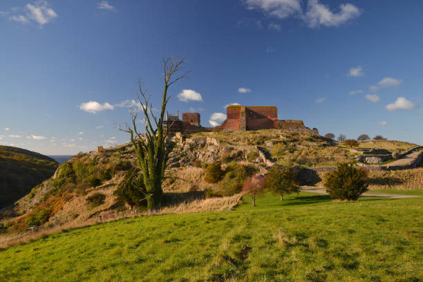 разрушенное укрепление хаммершуса на острове борнхольм - hammershus bornholm island denmark island стоковые фото и изображения