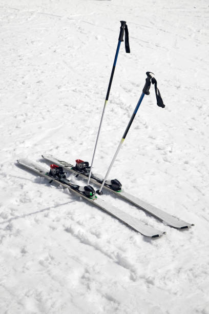 skiausrüstung auf schnee - apres ski snow mountain loneliness stock-fotos und bilder