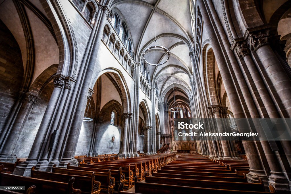 Iglesia De San Pedro Inside En Ginebra Suiza Foto de stock y más banco de imágenes de Iglesia - Iglesia, Cultura suiza, Suiza - iStock Iglesia De San Pedro Inside En Ginebra Suiza Foto de stock y más banco de imágenes de Iglesia - Iglesia, Cultura suiza, Suiza - iStock