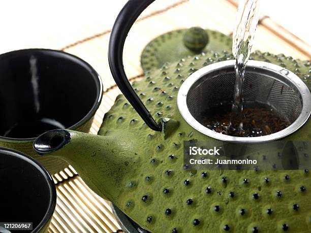 Hacer Té De Foto de stock y más banco de imágenes de Agua - Agua, Colador de té, Echar